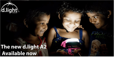 어두운 밤 d.light 태양광 랜턴 주위에 모여 환하게 웃으며 불빛을 바라보고 있는 세 아이들의 모습.