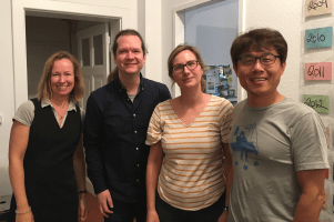 독일 베를린의 아르바이터킨트(Arbeiterkind) 사무실에서 설립자 카트야 우르바취(Katja Urbatsch, 왼쪽 두 번째), 공동 설립자 울프 더만(Wolf Dermann, 왼쪽 세 번째)과 칼럼니스트 최중석 교수(오른쪽)가 함께 찍은 기념사진. 벽면에는 연도별 활동 기록이 담긴 포스트잇이 붙어 있다.