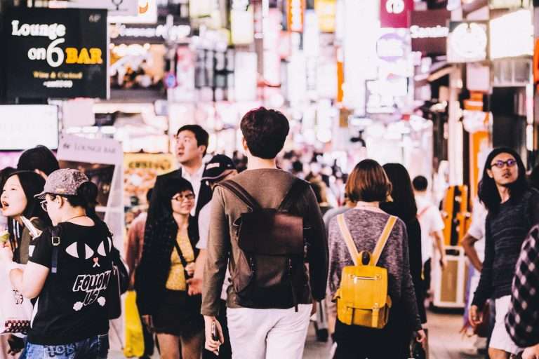 수많은 사람이 붐비는 서울의 번화가 거리와 왼쪽 상단에 배치된 마음샘정신재활센터의 로고. 기업 경영에 영향을 주고받는 다양한 내·외부 이해관계자들을 상징하는 이미지.
