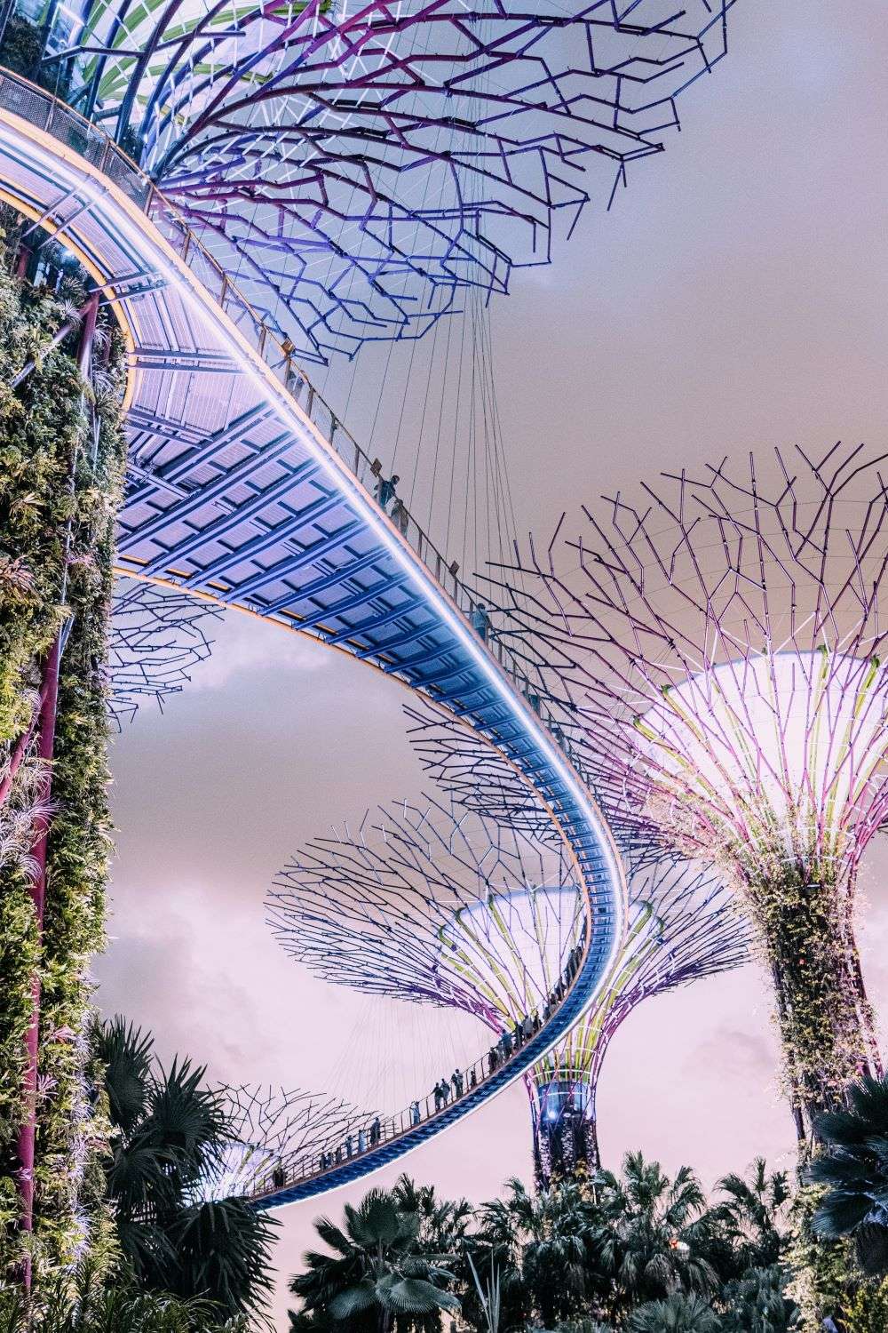 디지털 전환(DX)과 AI 전환(AX)의 조화를 상징하는 미래지향적 데이터 네트워크 - 서울지속가능경영연구원 SSMR