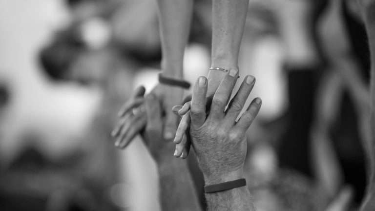 로의 손을 견고하게 맞잡고 지탱하는 모습을 담은 흑백 클로즈업 사진. 자활사업이 지향해야 할 핵심 가치인 '동료 관계'와 '사회적 자본(Social Capital)', 그리고 전인적 자립을 위한 연대와 지지를 상징합니다.