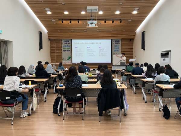 수원시홍재복지타운에서 열린 수원시사회복지협의회 사회복지 리더를 위한 성과중심 운영전략 실무과정 교육에서 최중석 원장이 강의하는 전경