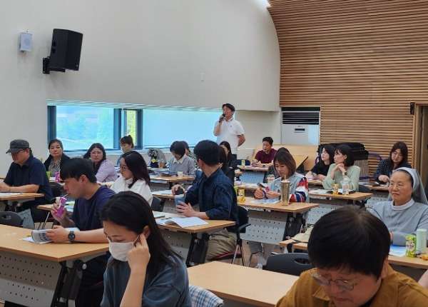 수원시사회복지협의회 사회복지 성과중심 운영전략 교육 중 한 참가자가 마이크를 들고 최중석 원장에게 질문하는 모습