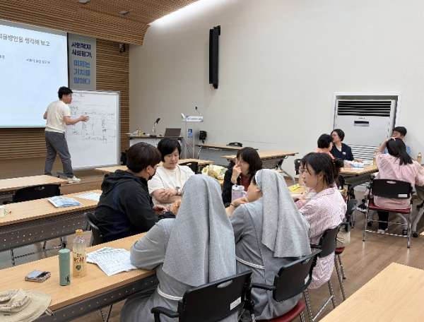수원시사회복지협의회 사회복지 리더 교육 중 조별로 모여 논리모델 경영 도입과 사회적 영향 보고서 작성에 대해 토론하는 참가자들