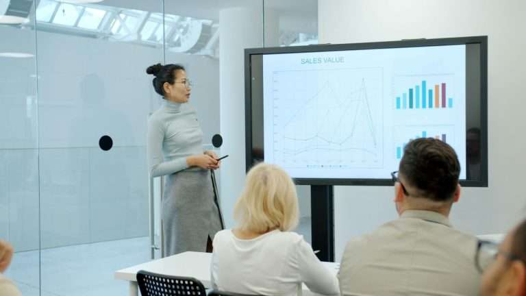 사회복지 생태계의 패러다임 변화에 맞춰 데이터 기반의 사회적 가치 측정 지표와 성과 중심 운영 전략을 세미나실 스크린을 통해 발표하고 교육하는 모습의 대표 이미지